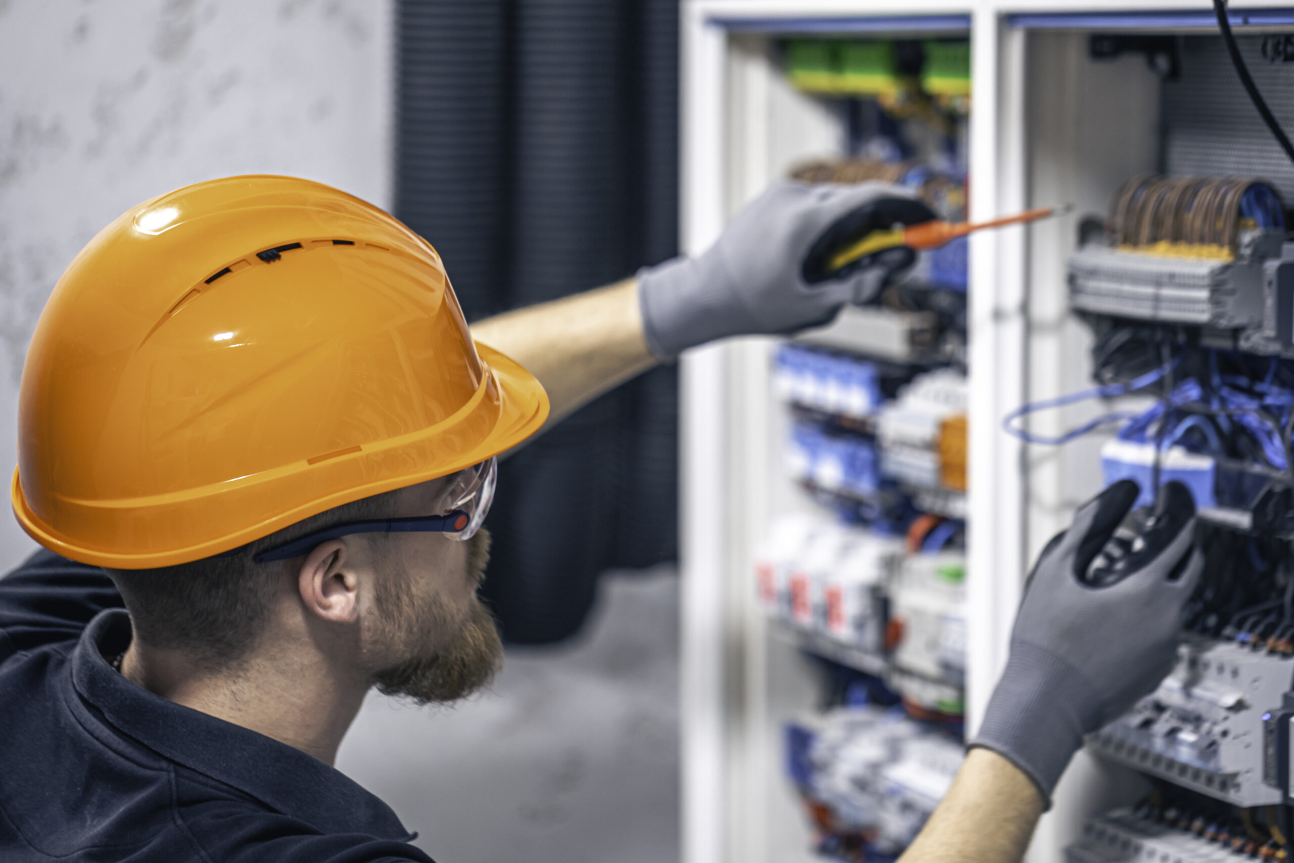 Habilitation électrique homme qui travaille